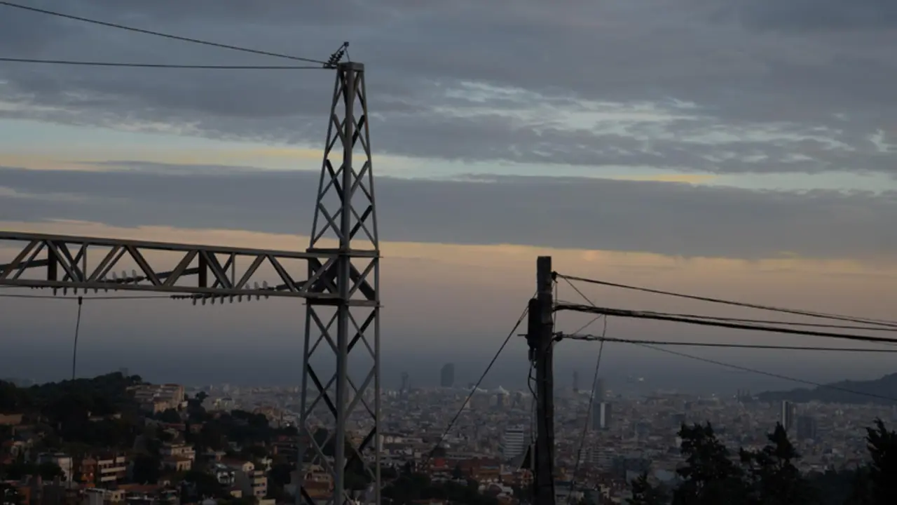  Tendido el&eacute;ctrico, a 31 de diciembre de 2022, en Barcelona, Catalu&ntilde;a (Espa&ntilde;a). - David Zorrakino - Europa Press - Archivo 