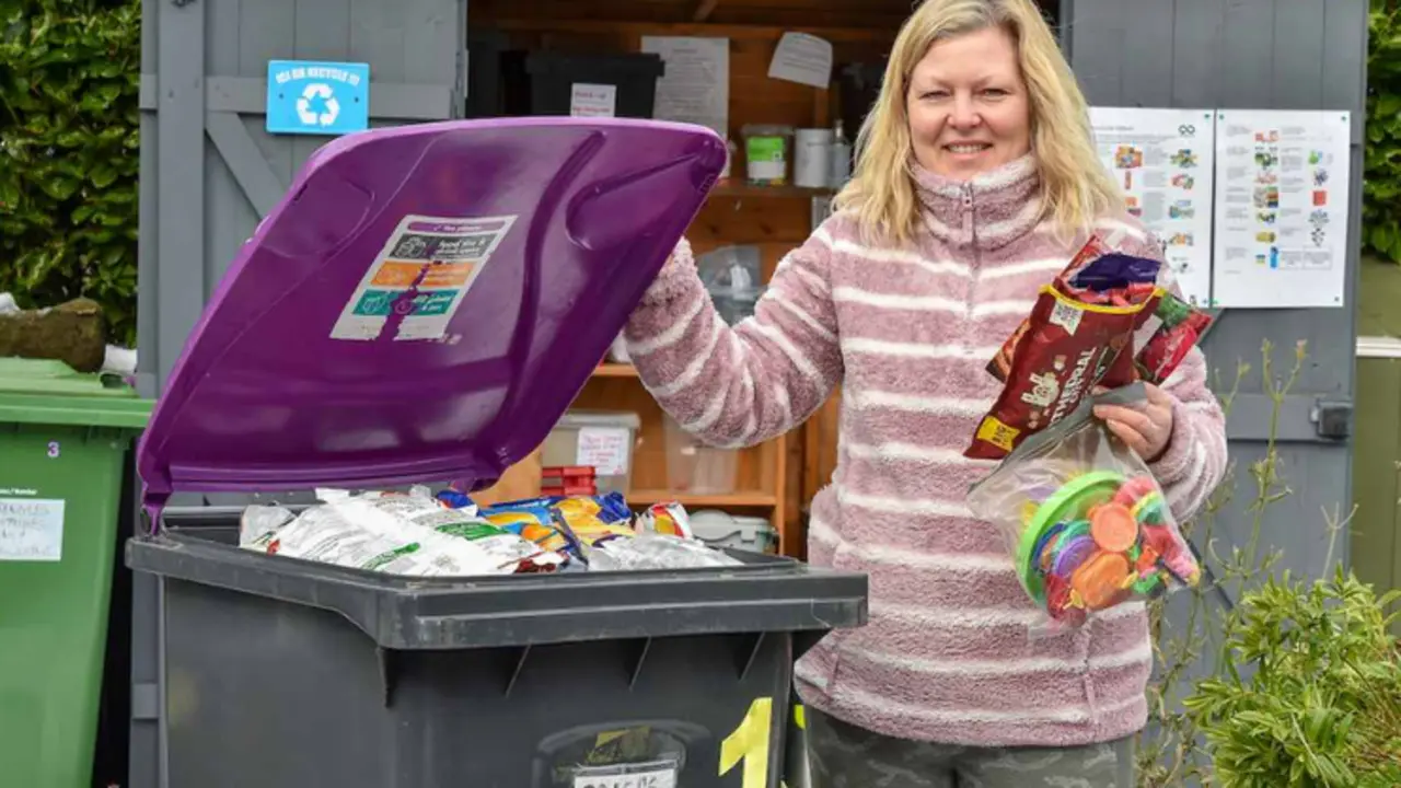  Liz Pinfield-Wells reciclando basura para TerraCycle &ndash; SWNS 