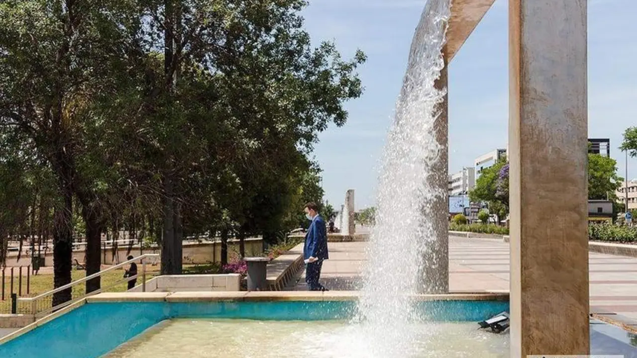  Hombre pasando junto a una de las fuentes de Vial Norte al mediodía / Pilar Gázquez. 