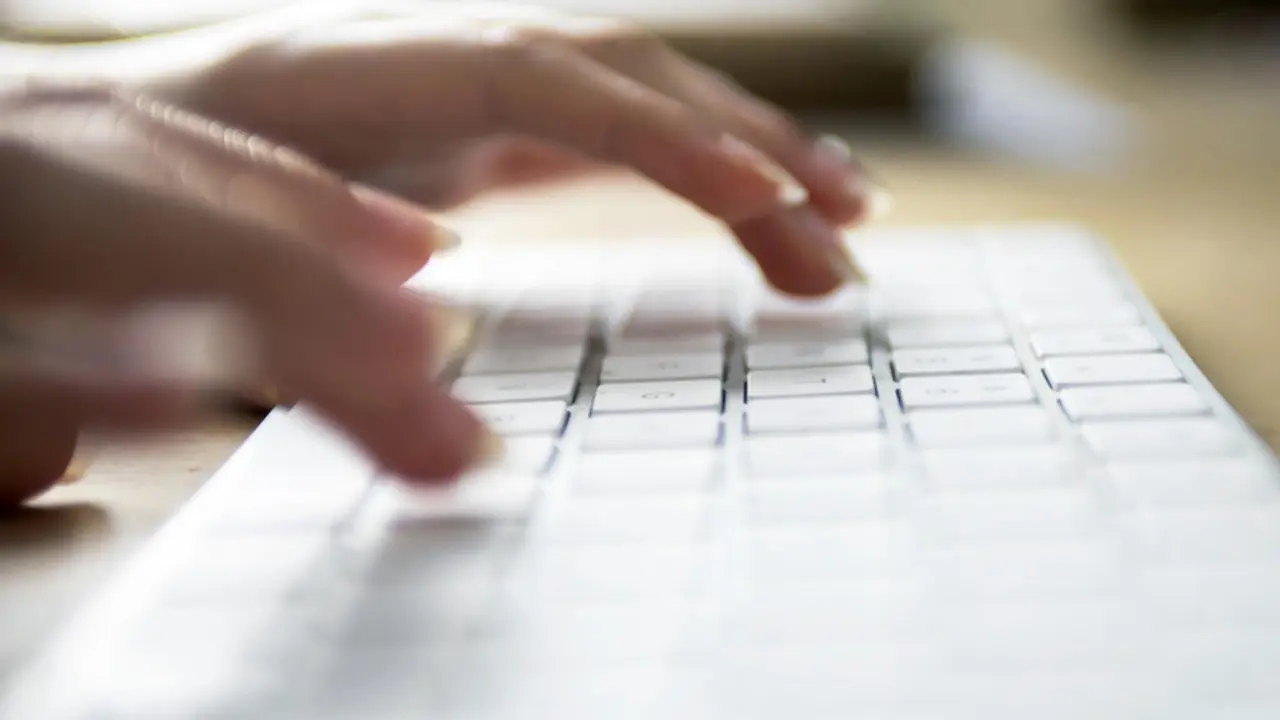  Archivo - Internet, internauta, teclado, conexi&oacute;n a internet, oficina, trabajar, teletrabajo, ordenador, red. - XUNTA - Archivo 