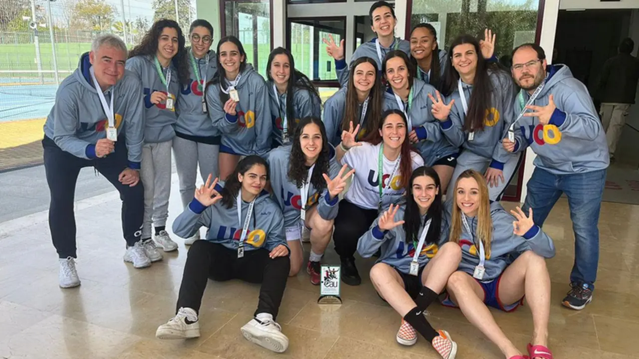  Jugadoras de la UCO celebrando el bronce en baloncesto 