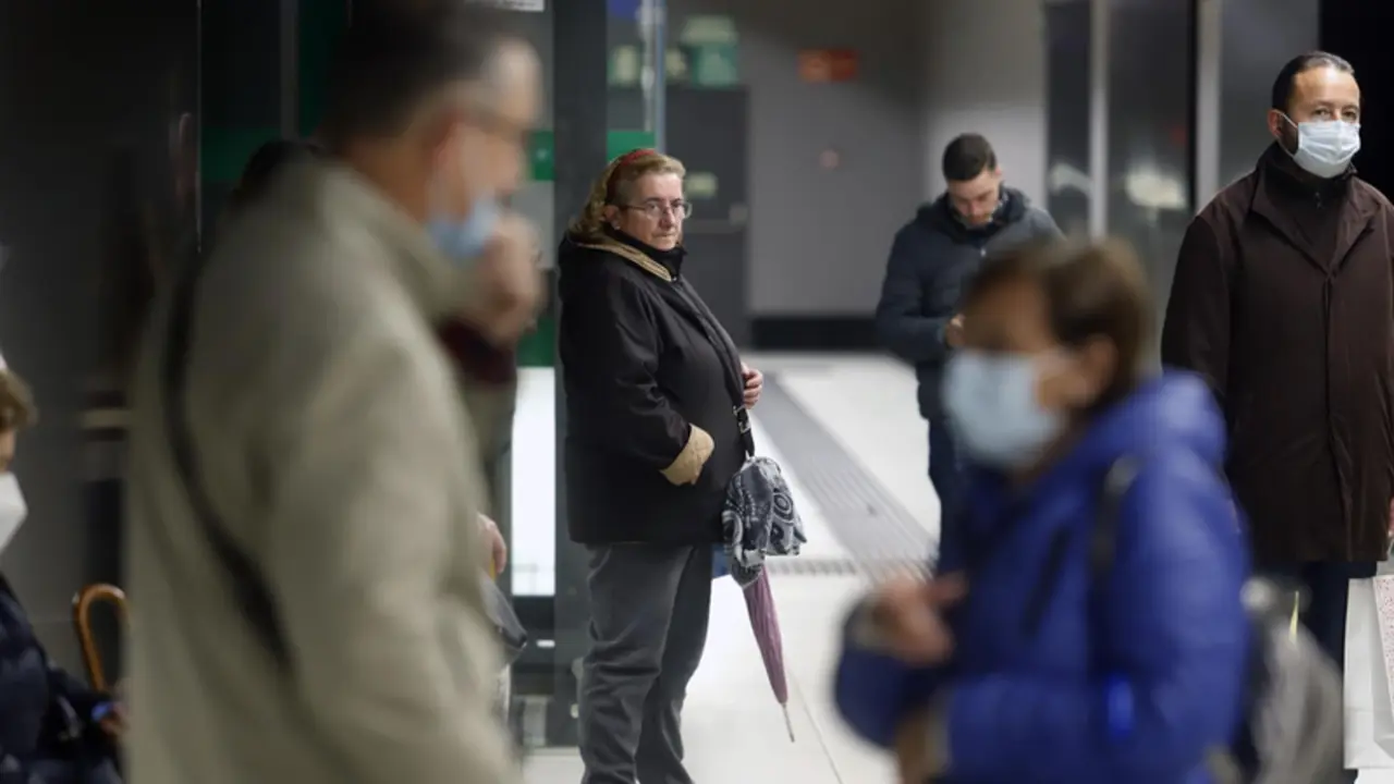  Varias personas con y sin mascarillas en el interior del metro. A 08 de febrero de 2023, en M&aacute;laga (Andaluc&iacute;a, Espa&ntilde;a). - &Aacute;lex Zea - Europa Press - Archivo 