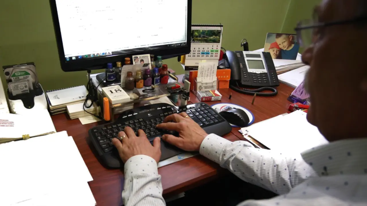  Archivo - Un hombre escribe con el teclado de su ordenador, mientras trabaja en el despacho de su oficina. - Ricardo Rubio - Europa Press - Archivo 