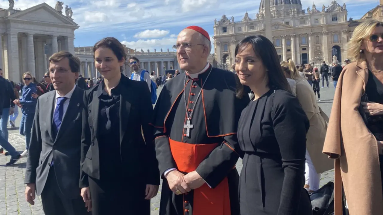  El alcalde de Madrid, Jos&eacute; Luis Mart&iacute;nez Almeida; la presidenta de la comunidad de Madrid, Isabel D&iacute;az Ayuso, el cardenal y arzobispo de Madrid, Carlos Osoro, y la delegada del Gobierno en Madrid, Mercedes Gonz&aacute;lez, tras ser recibidos por el Papa - EUROPA PRESS 