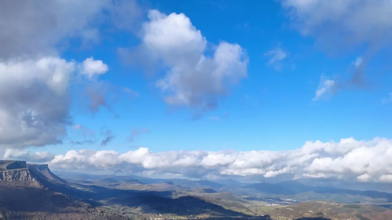  Archivo - Nubes y claros en el alto de Ordu&ntilde;a (&Aacute;lava) - EUROPA PRESS - Archivo 