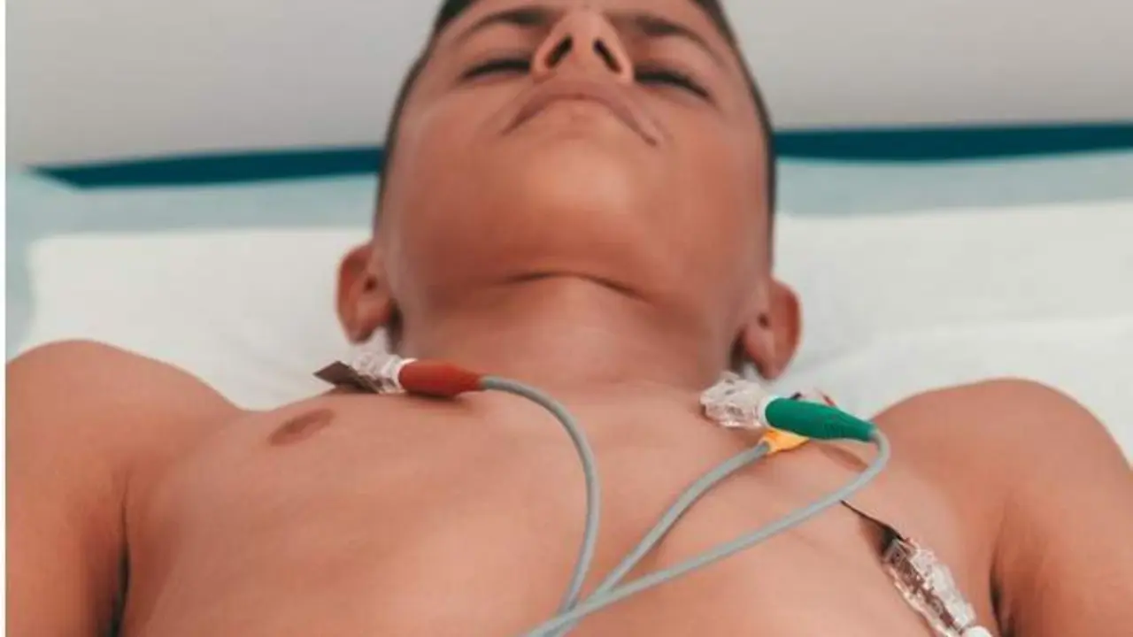  Adolescente con electrodos 