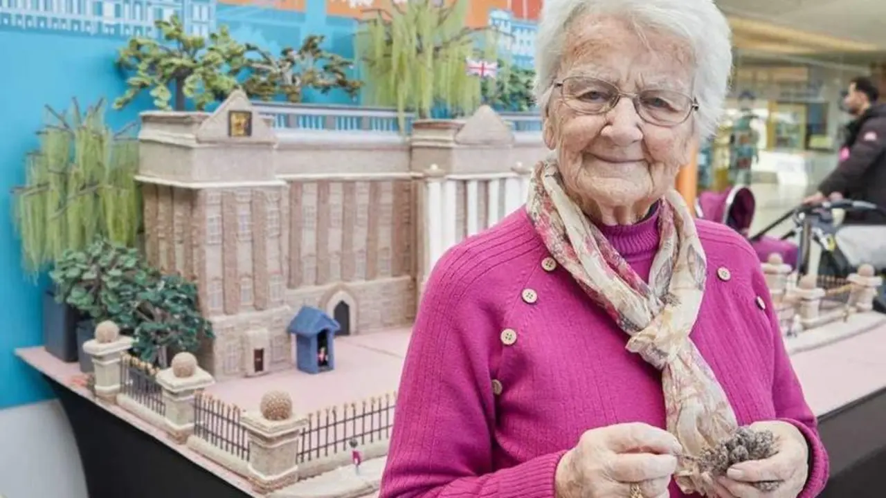  La abuelita Keiron Tovell junto al Palacio de Buckingham 