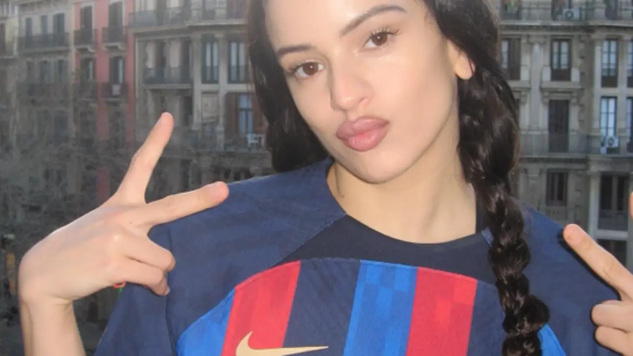  Rosal&iacute;a con la camiseta del FC BARCELONA con el logo de Motomami - Instagram de Rosal&iacute;a 