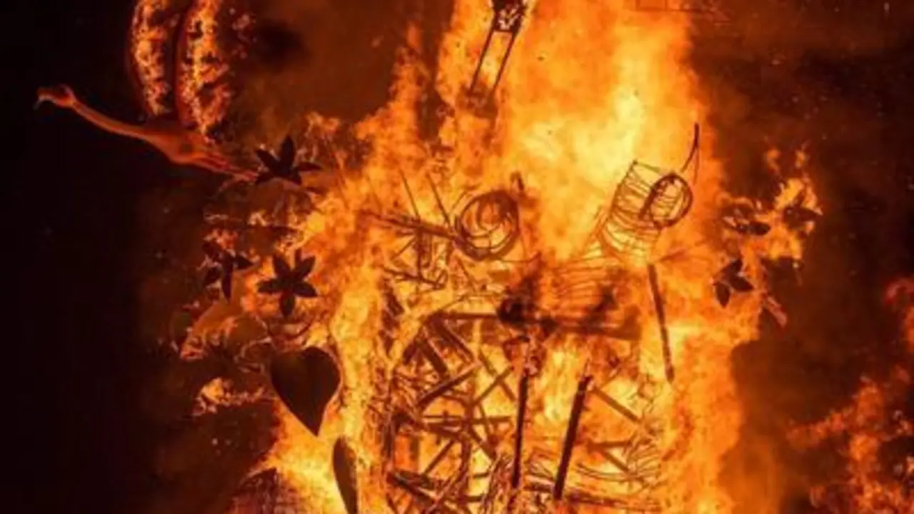  El fuego durante la Crem&agrave; de la Falla del Ayuntamiento de Val&egrave;ncia, a 19 de marzo de 2023, en Val&egrave;ncia 