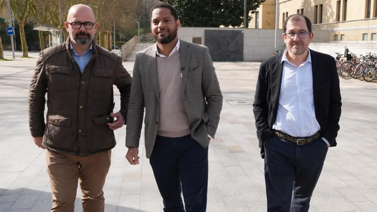  Ignacio Garriga acompa&ntilde;ado de Andr&eacute;s Paramio y Pedro Gandasegui, candidatos de Vox a las alcald&iacute;as de San Sebasti&aacute;nn e Irun - UNANUE/EUROPA PRESS 