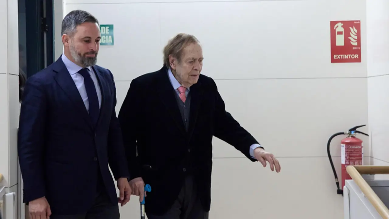  El presidente de VOX, Santiago Abascal (i), y el candidato de la moci&oacute;n de censura, el profesor Ram&oacute;n Tamames (d), a su llegada a una comparecencia ante los medios en el Congreso de los Diputados - Jes&uacute;s Hell&iacute;n - Europa Press 