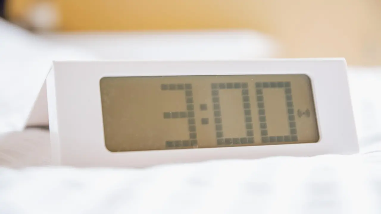  Un reloj digital marca las 3:00 horas, a 24 de marzo de 2022, en Madrid 