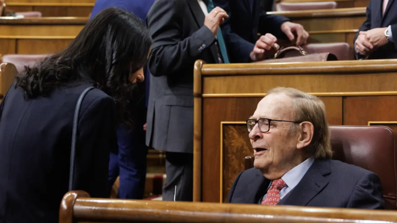  La portavoz de Ciudadanos en el Congreso, In&eacute;s Arrimadas (i) y el candidato de la moci&oacute;n de censura, profesor y economista Ram&oacute;n Tamames (d), a su llegada a un debate de la moci&oacute;n de censura, en el Congreso de los Diputados, a 21 de marzo de 2023, en Madr - Eduardo Parra - Europa Press 