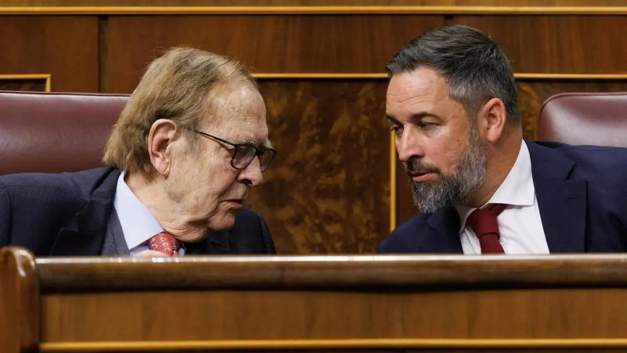  El candidato de la moci&oacute;n de censura, profesor y economista Ram&oacute;n Tamames (i) y el l&iacute;der de VOX, Santiago Abascal (d) 