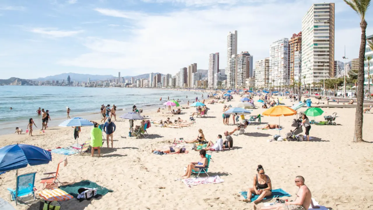  Numerosas personas se ba&ntilde;an y toman el sol en la playa de Poniente, a 11 de marzo de 2023, en Benidorm, Alicante, Comunidad Valenciana (Espa&ntilde;a). - Joaqu&iacute;n Reina - Europa Press 