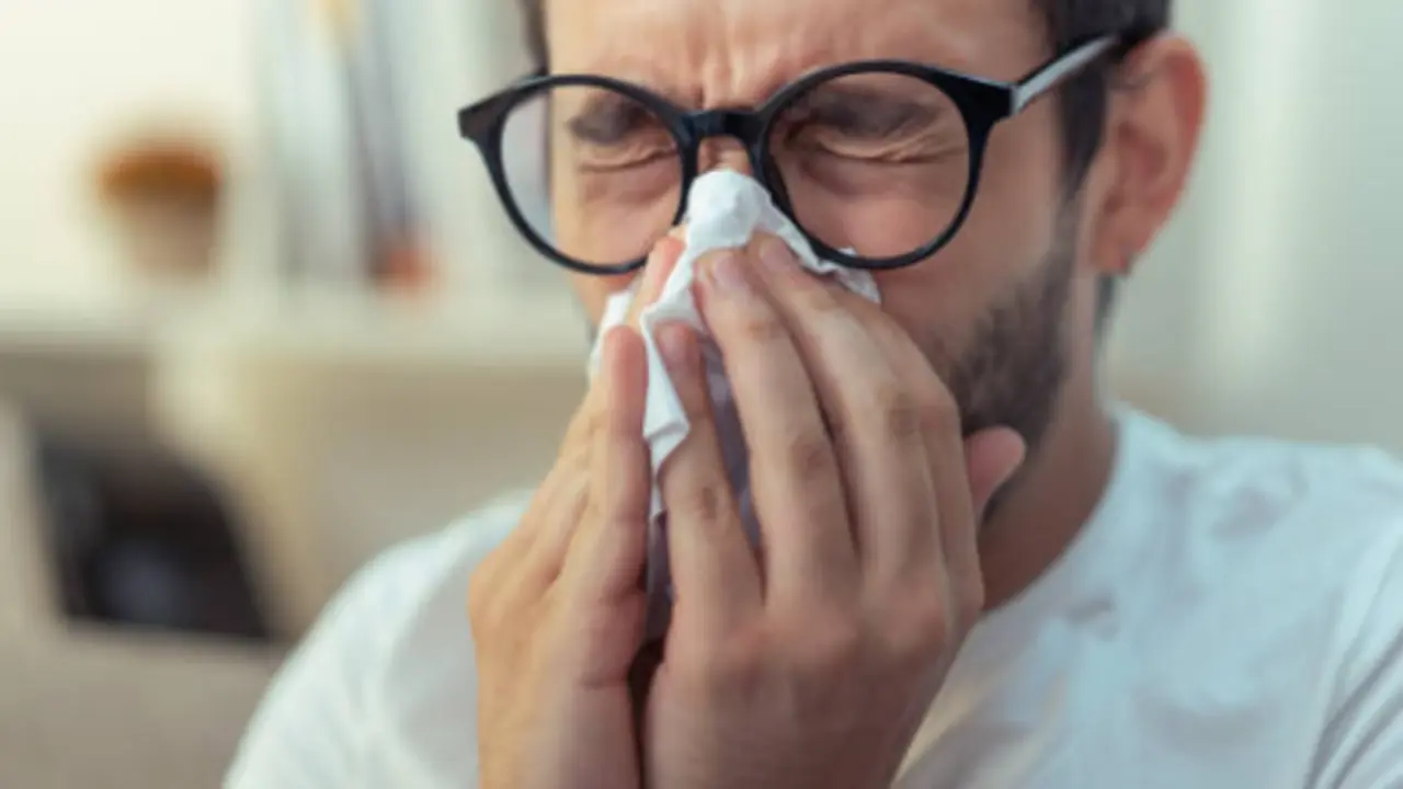  Persona estornudando por alergia - Getty Images 