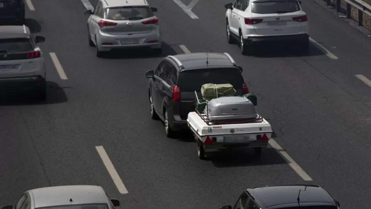  Varios veh&iacute;culos circulan por la autov&iacute;a A-49 sentido a Huelva el primer d&iacute;a de la tercera operaci&oacute;n salida del verano de 2022 