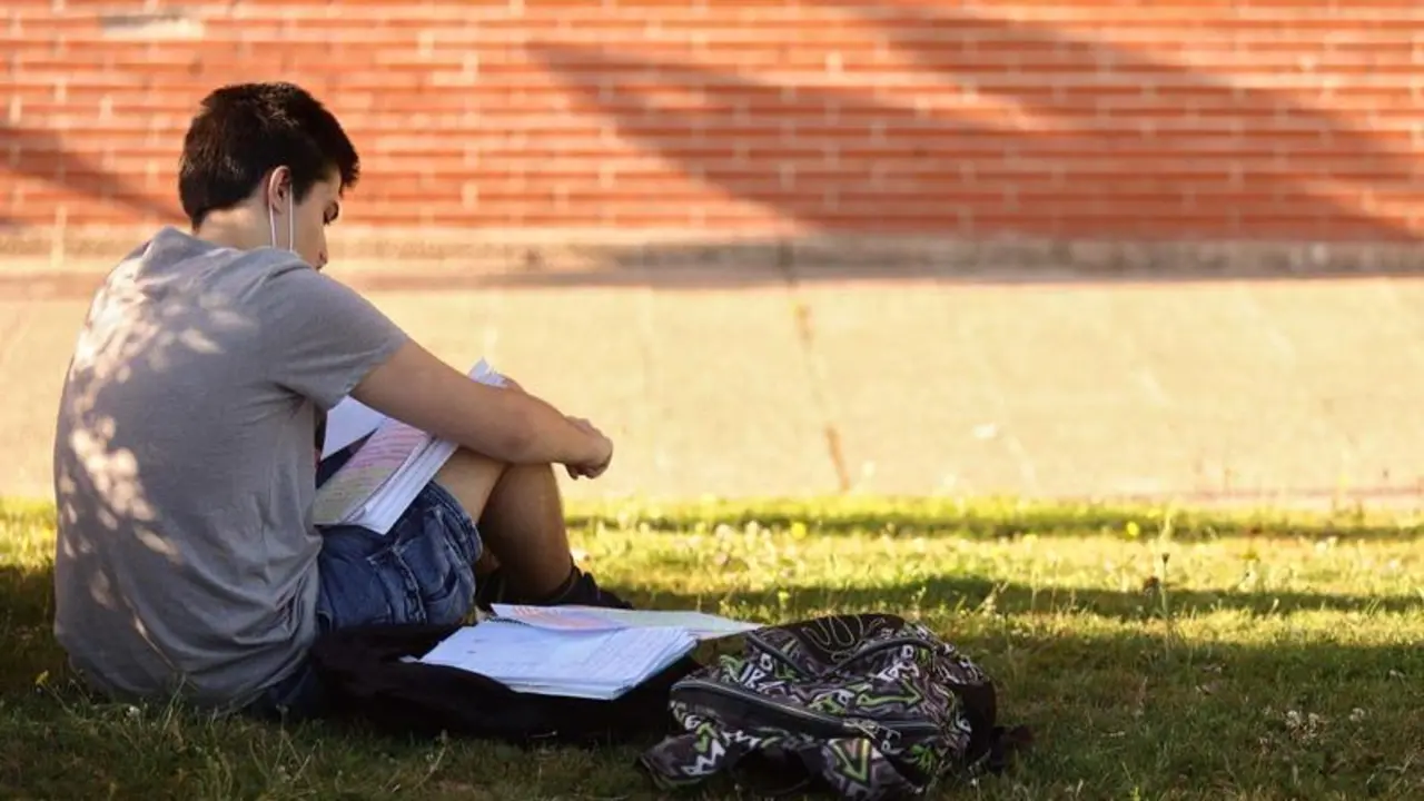  Un estudiante repasa sus apuntes 