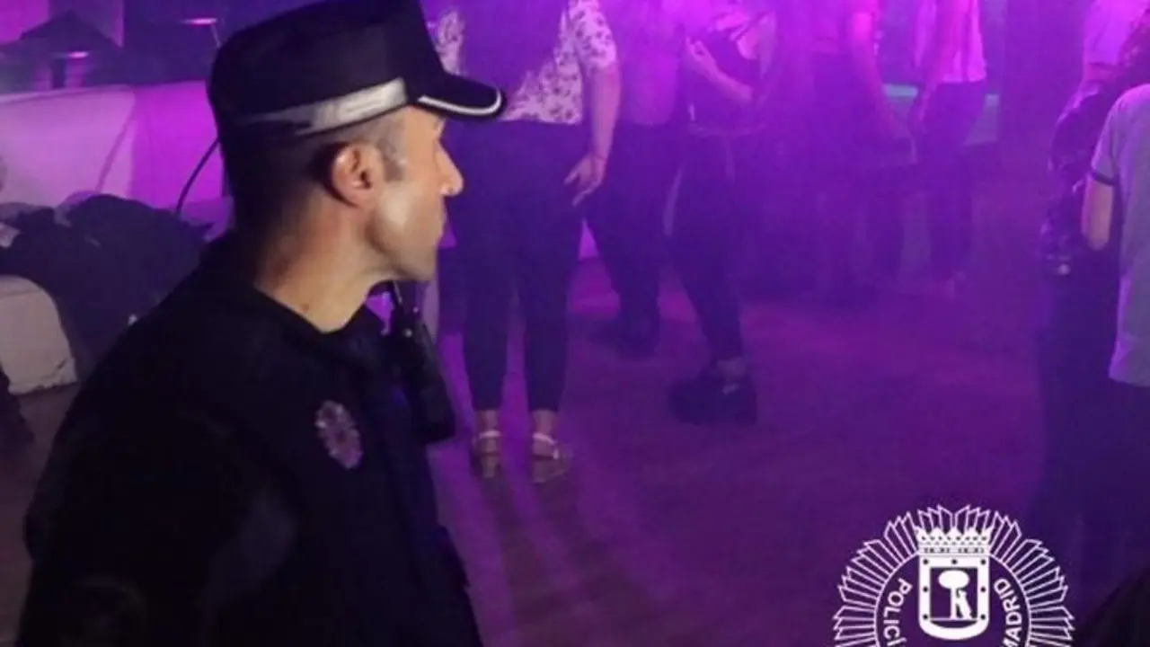  Agente de Polic&iacute;a Municipal de Madrid durante una inspecci&oacute;n en un bar de copas 
