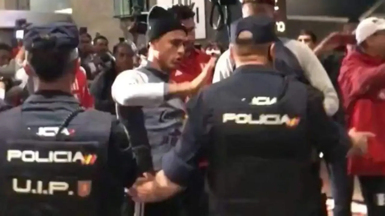  Momento del enfrentamiento entre la Polic&iacute;a Nacional y la Selecci&oacute;n nacional de f&uacute;tbol de Per&uacute; 