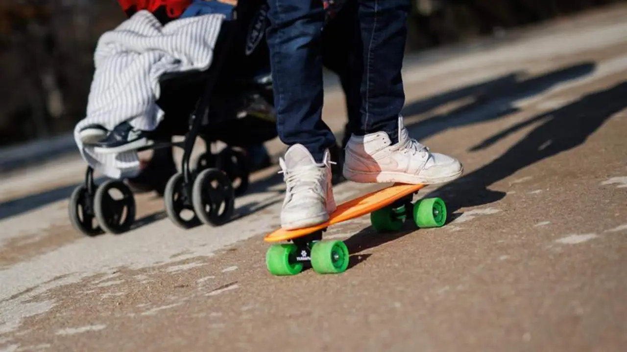  Un ni&ntilde;o con un patinete pasea por el parque del Retiro. - Alejandro Mart&iacute;nez V&eacute;lez 