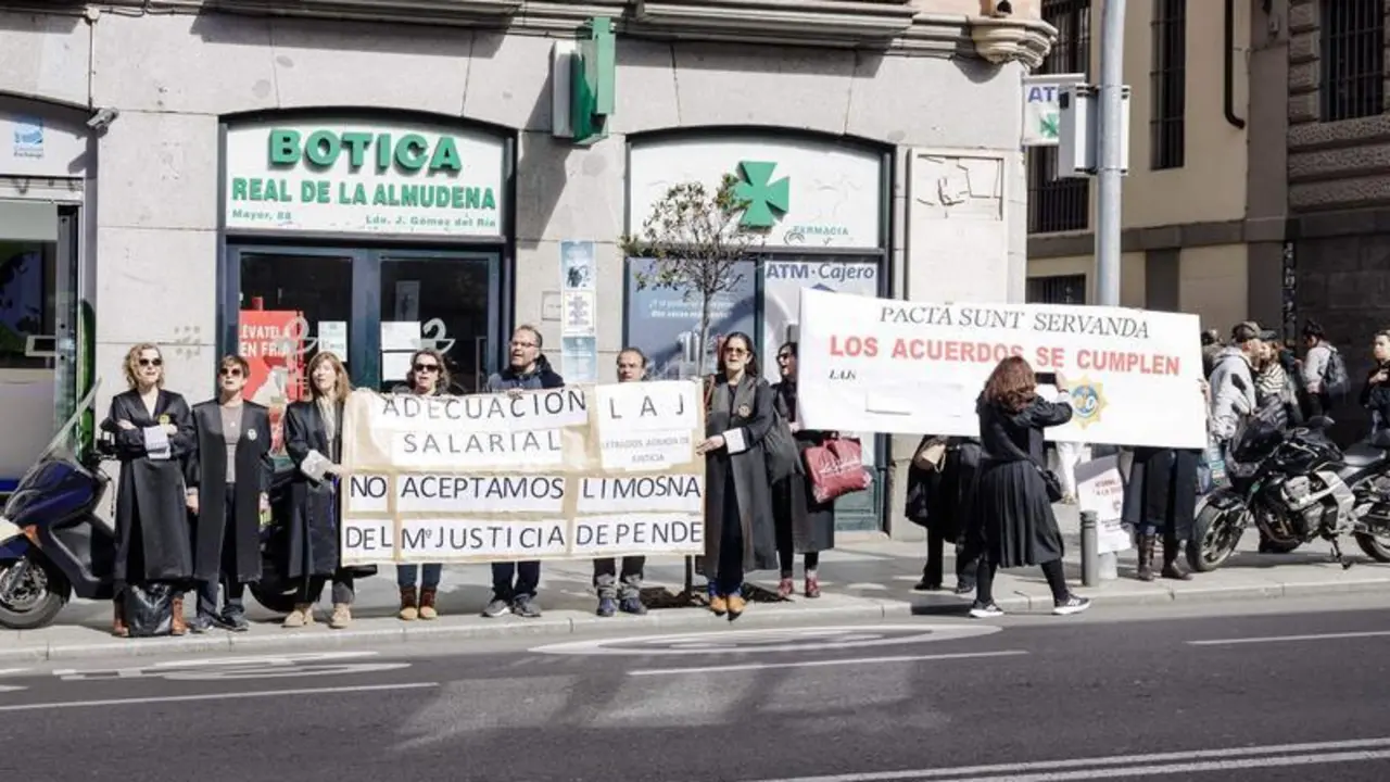  Varios letrados de la Administraci&oacute;n de Justicia (LAJ) protestan frente al Consejo de Estado, a 10 de marzo de 2023, en Madrid 