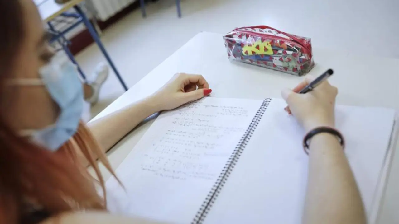  Una alumna realizando ejercicios 