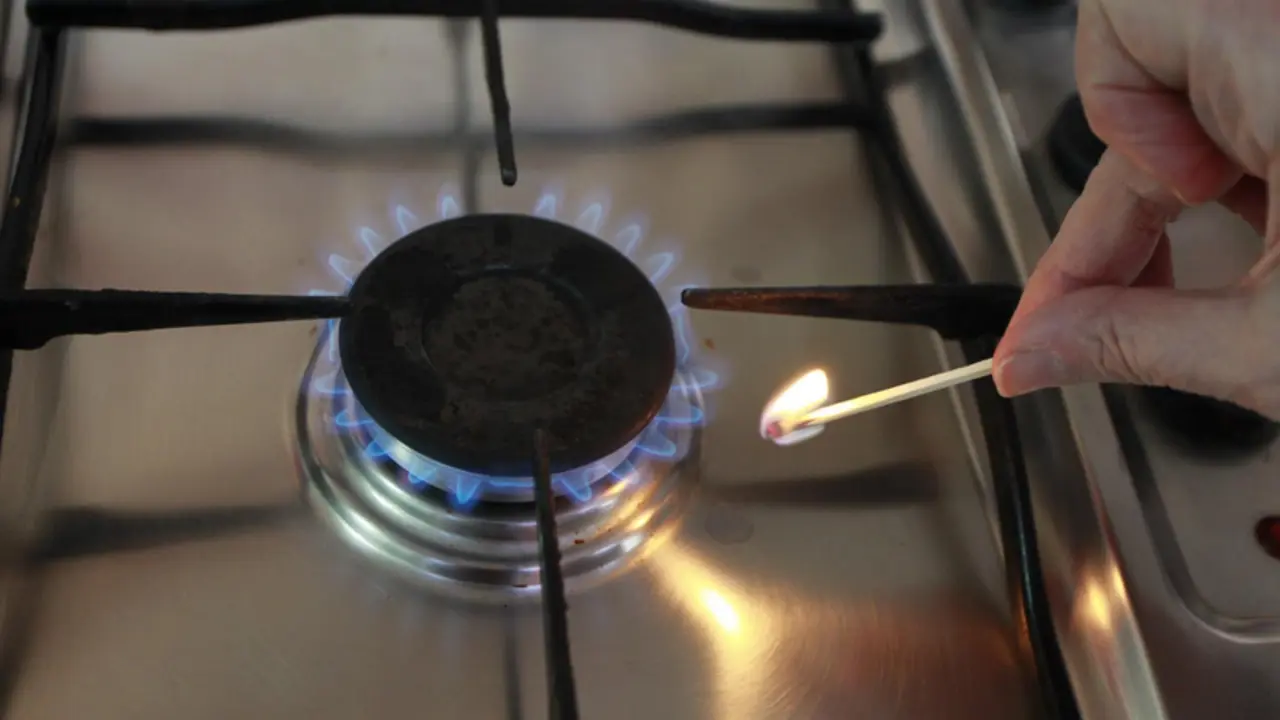 Archivo - Una persona enciende un fuego de cocina de gas - EUROPA PRESS - Archivo 