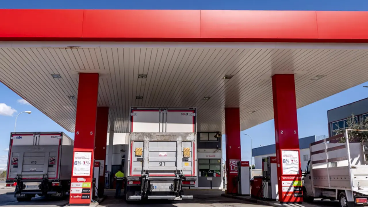  Un cami&oacute;n reposta en una gasolinera - Alberto Ortega - Europa Press - Archivo 