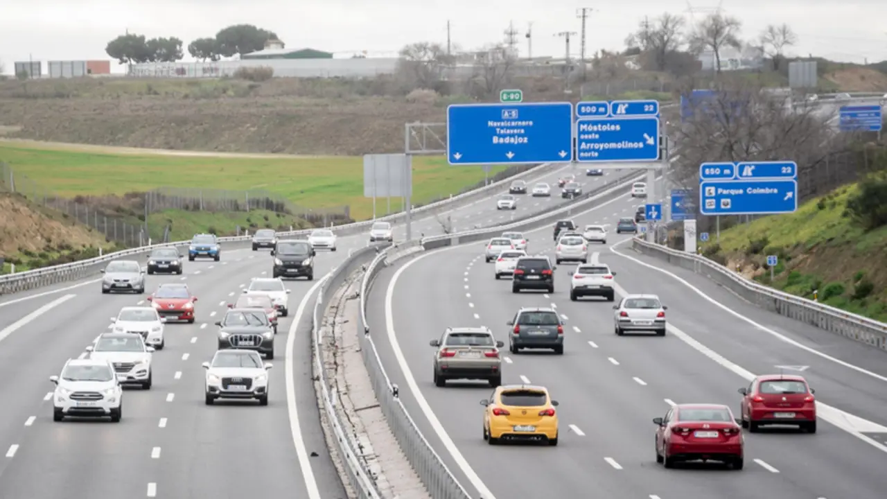  Varios coches circulan por la autov&iacute;a del Suroeste, A-5, a 8 de enero de 2023, en Madrid (Espa&ntilde;a). - A. P&eacute;rez Meca - Europa Press - Archivo 