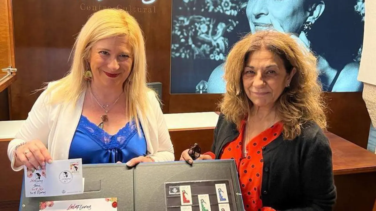  Correos entrega los sello a la Familia Flores 