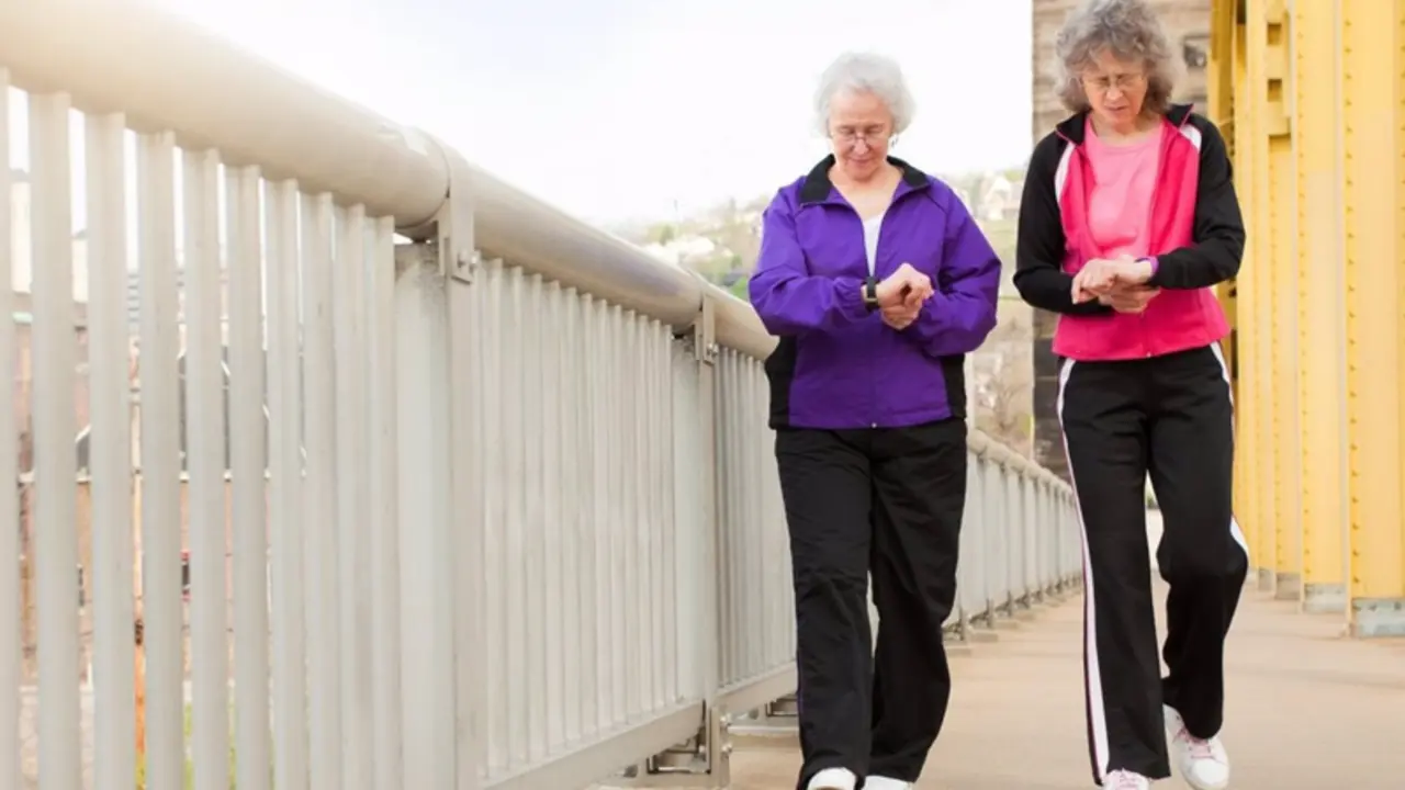  Archivo - Mujeres mayores andando y consultando sus pulsers que cuentan los pasos - INTERMOUNTAIN HEALTHCARE - Archivo 