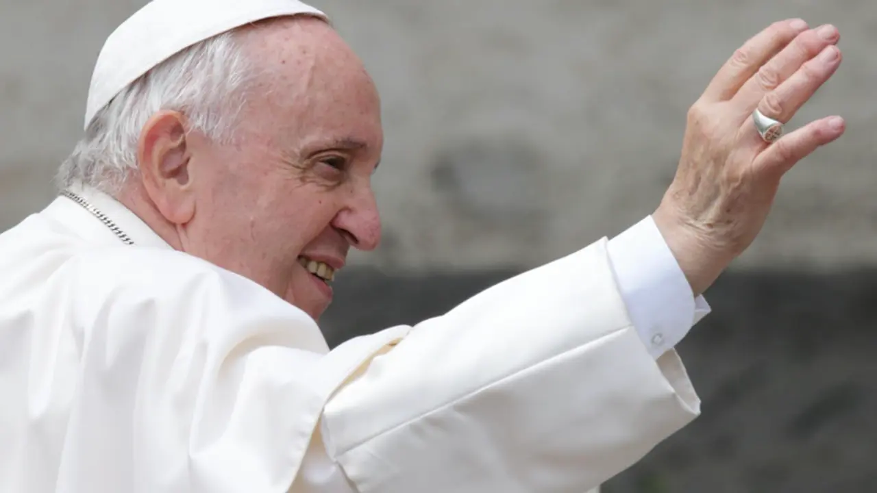  Archivo - 04 May 2022, Vatican, Vatican City: Pope Francis waves as he arrives to lead the Wednesday general audience at St. Peter's Square. Photo: Evandro Inetti/ZUMA Press Wire/dpa - Evandro Inetti/ZUMA Press Wire/d / DPA - Archivo 