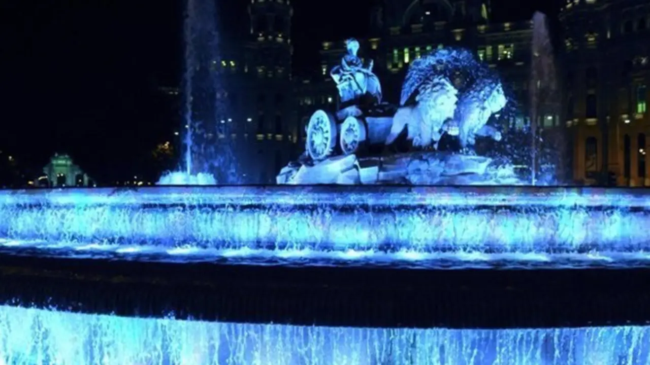  Archivo - La fuente de Cibeles iluminada de azul - AYUNTAMIENTO DE MADRID - Archivo 