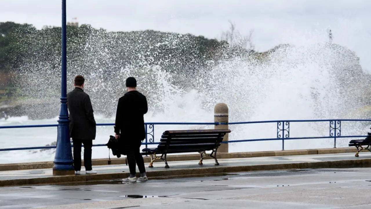  Archivo - Dos personas observan el oleaje en el puerto de Santander, a 17 de enero de 2023, en Santander, Cantabria (Espa&ntilde;a). - Juan Manuel Serrano Arce - Europa Press - Archivo 