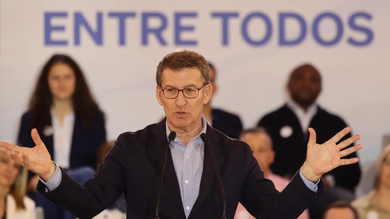  El presidente del Partido Popular (PP), Alberto N&uacute;&ntilde;ez Feij&oacute;o, interviene durante el acto de entrega de carn&eacute;s a nuevos afiliados en el &uacute;ltimo a&ntilde;o, en Zaragoza. - Fabi&aacute;n Sim&oacute;n - Europa Pres 