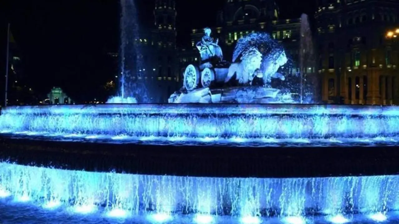  La fuente de Cibeles iluminada de azul 