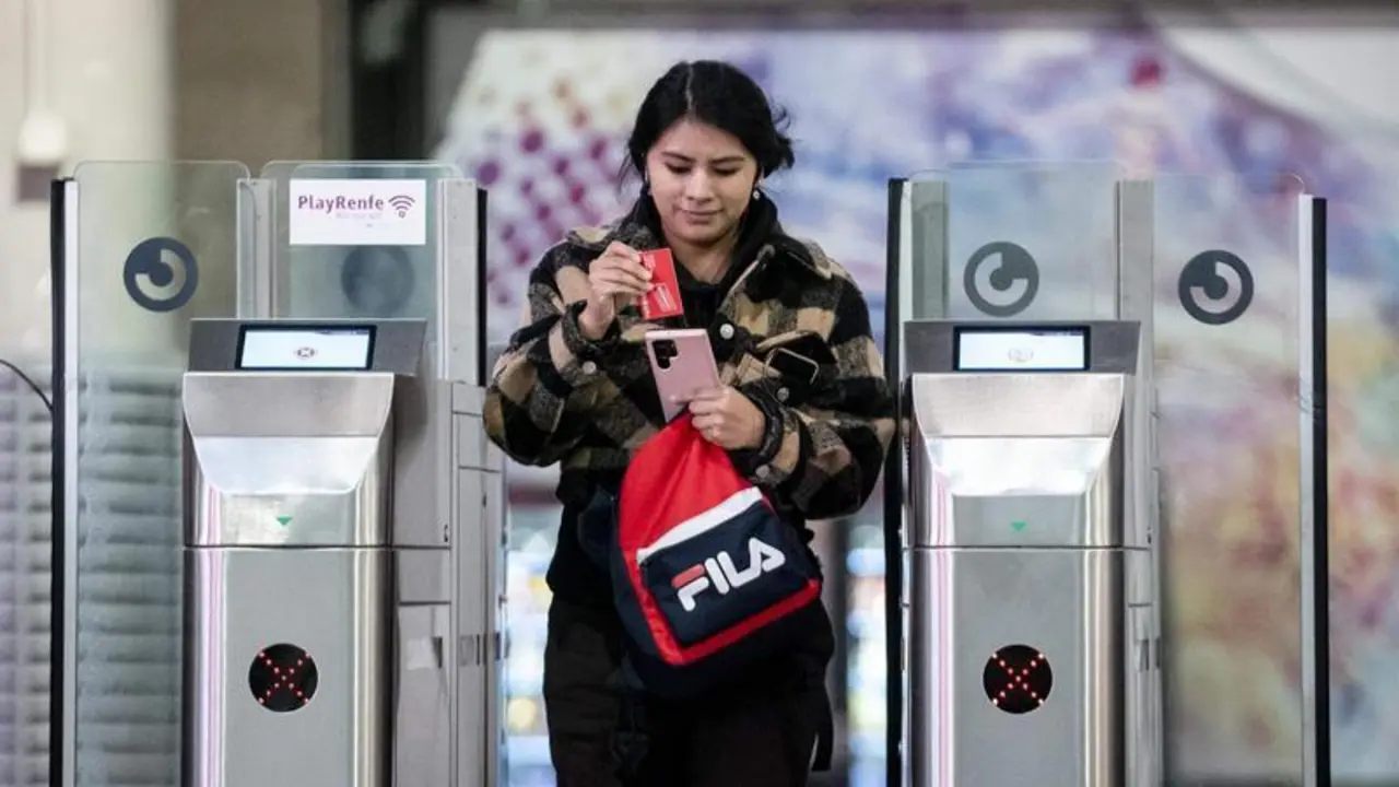  Una mujer sale de los trenes de Cercan&iacute;as en la estaci&oacute;n Puerta de Atocha 