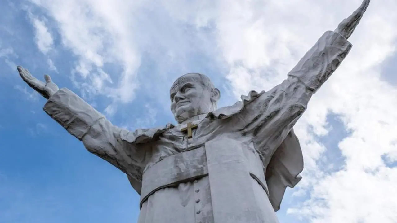  Estatua de Juan Pablo II en Czestochowa, Polonia 