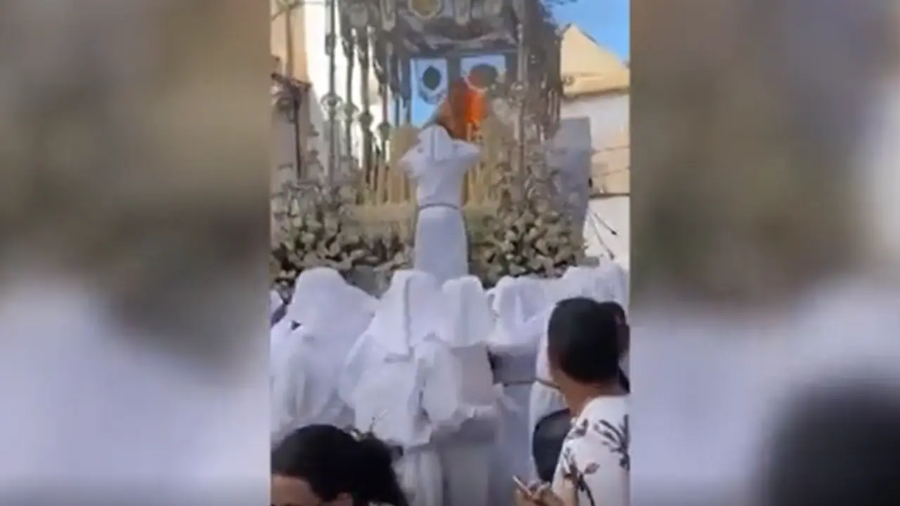  Virgen del Roc&iacute;o quem&aacute;ndose 