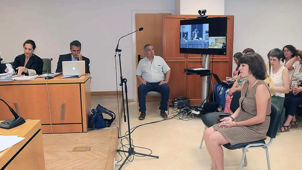  Archivo - Juana Rivas durante el juicio que se celebr&oacute; en el Juzgado de lo Penal 1 de Granada por la sustracci&oacute;n de sus dos hijos menores. - POOL - Archivo 