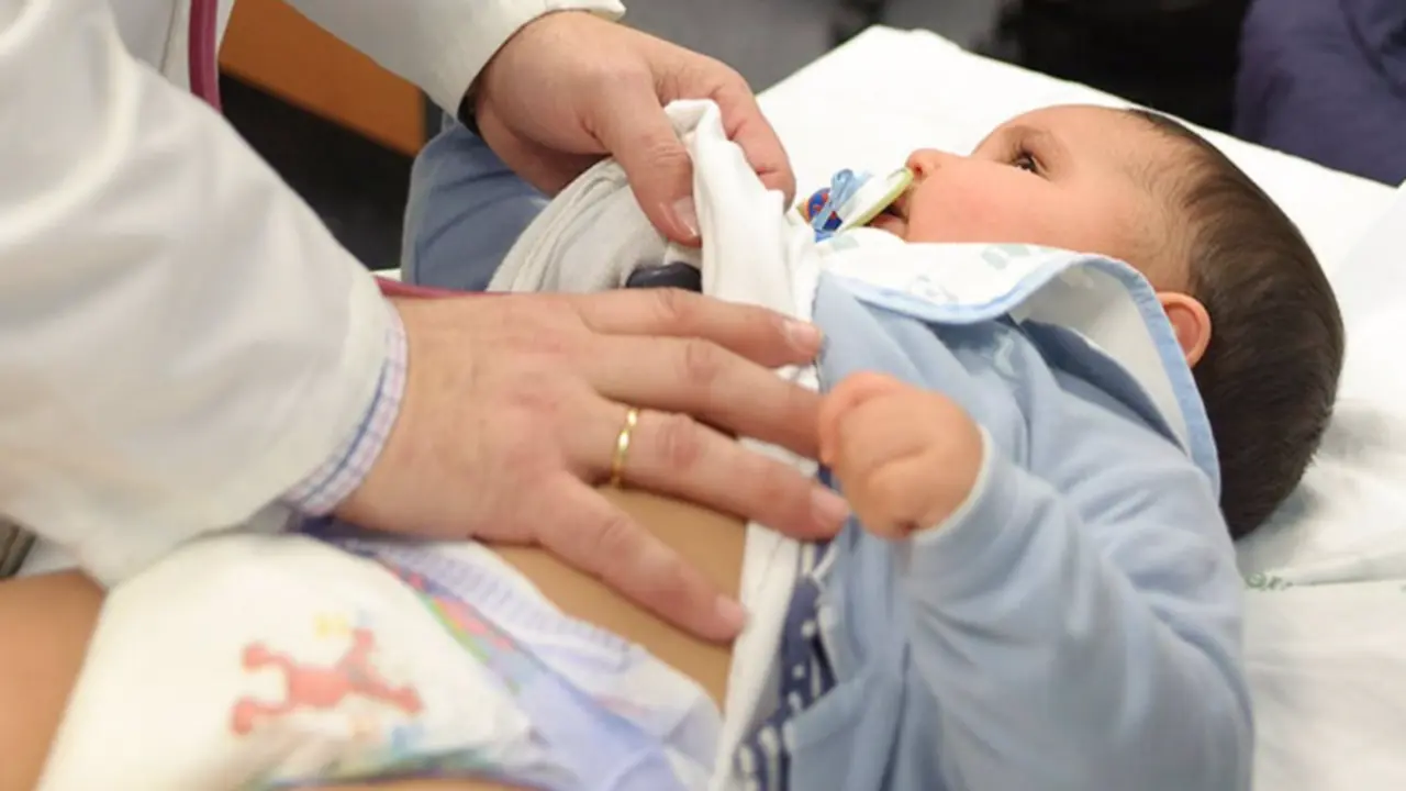  Archivo - Atenci&oacute;n sanitaria a un beb&eacute;, foto de recurso - JUNTA DE ANDALUC&Iacute;A - Archivo 