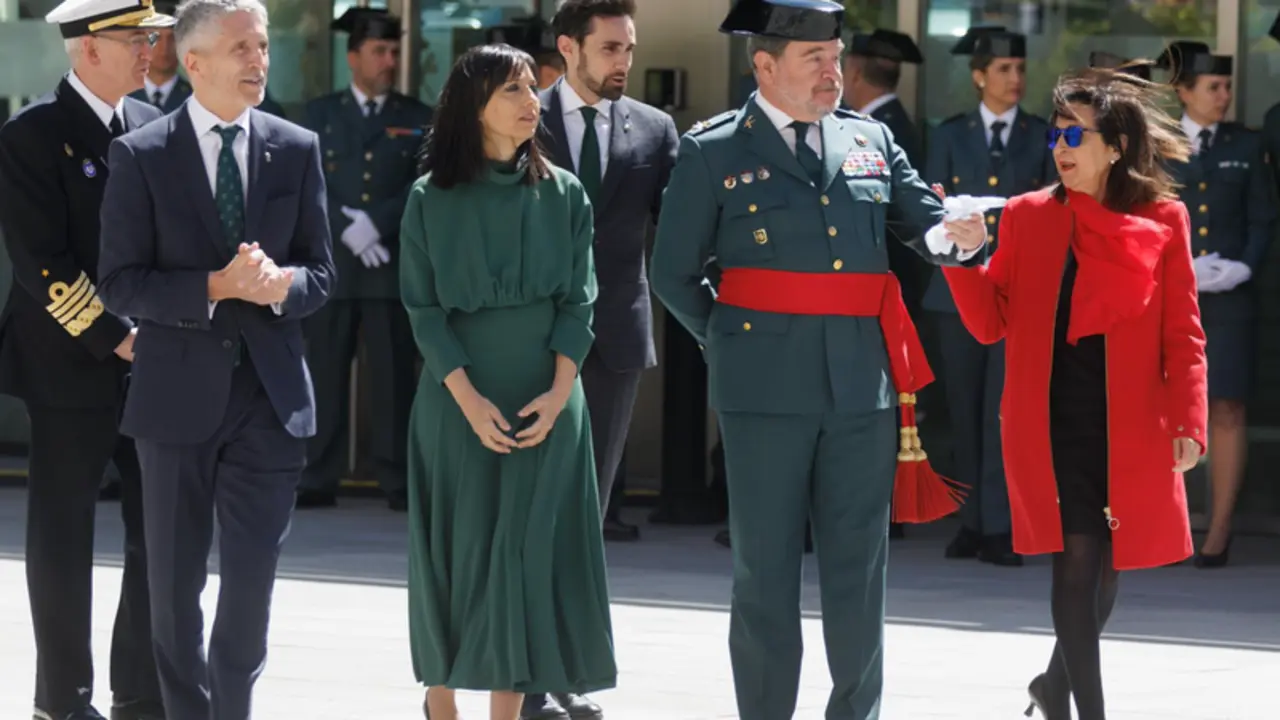  El ministro del Interior, Fernando Grande-Marlaska (1i); la nueva directora de la Guardia Civil, Mercedes Gonz&aacute;lez (2i), y la ministra de Defensa, Margarita Robles (1d), a su llegada a la toma de posesi&oacute;n de la nueva directora de la Guardia Civil, - Eduardo Parra - Europa Press 