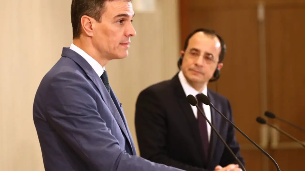  El presidente del Gobierno, Pedro S&aacute;nchez, junto a su hom&oacute;logo chipriota, Nikos Christodoulides, este martes en el palacio presidencial de Chipre. - FERNANDO CALVO 