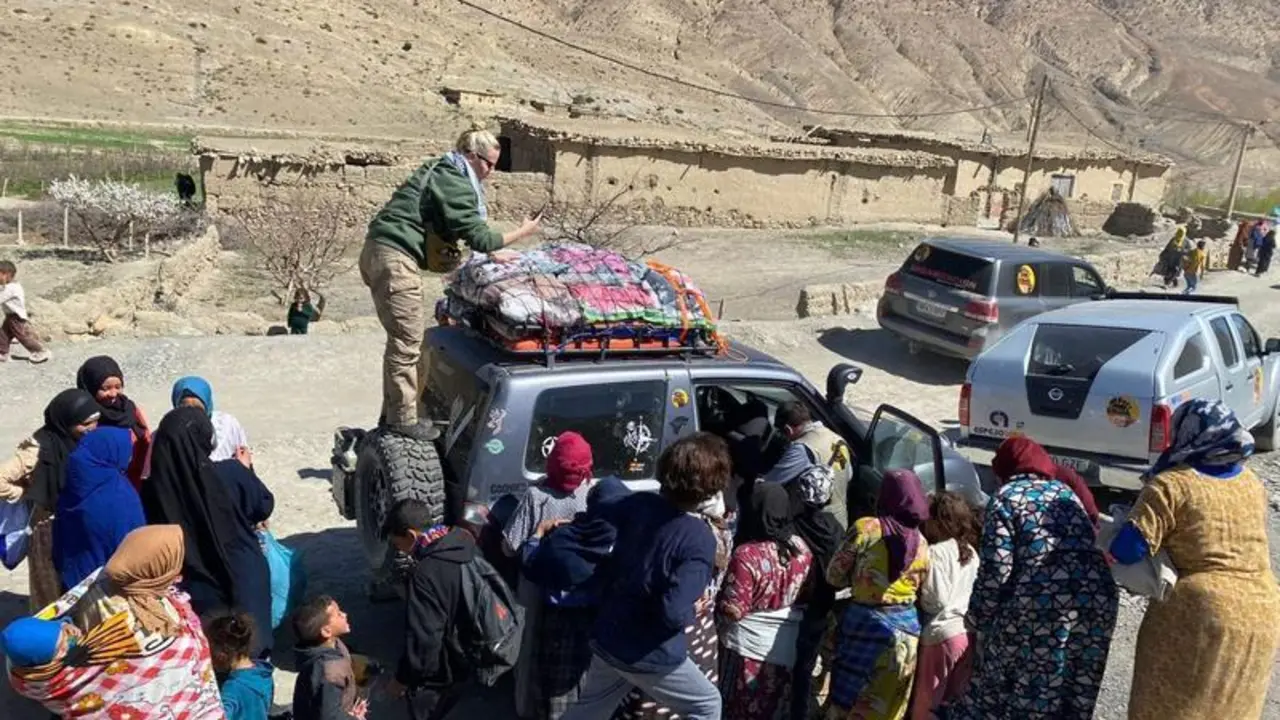  Una parada del Rally Solidario en una aldea de Marruecos - Solo Puente Genil 