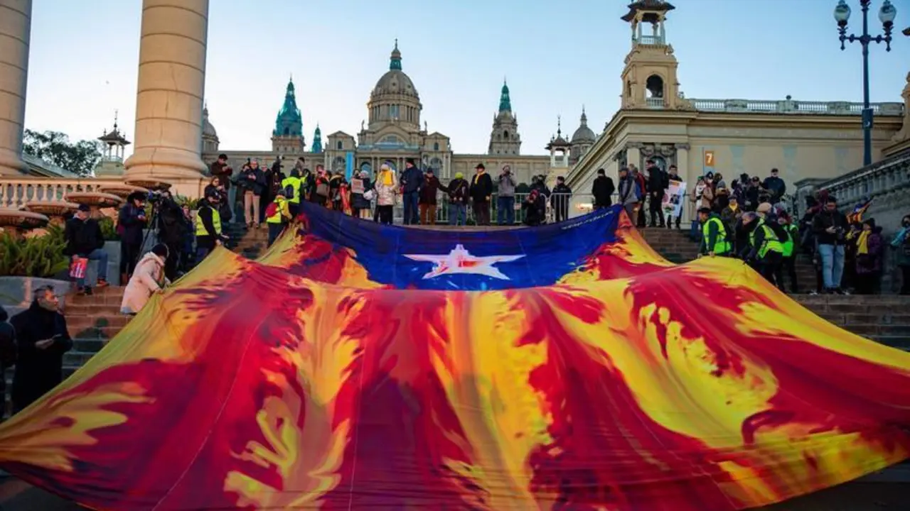  Una bandera de la estelada gigante durante la manifestaci&oacute;n &lsquo;Aqu&iacute; no s'ha acabat res' 