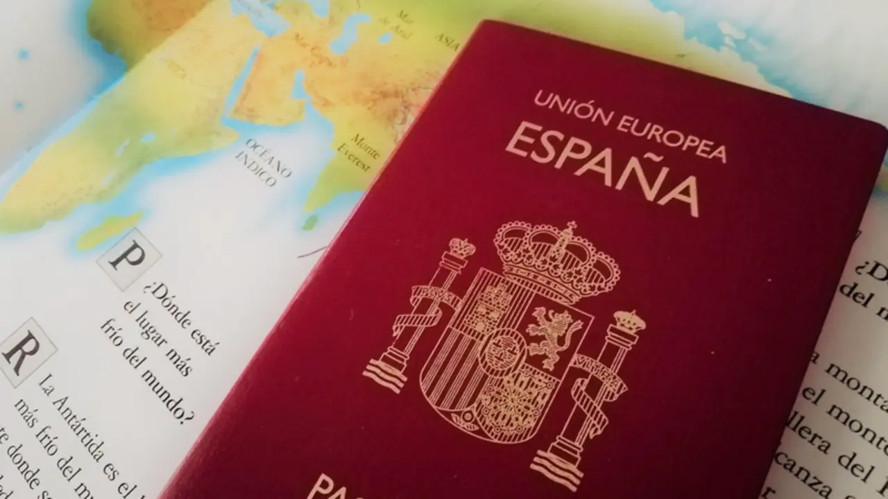  Archivo - Pasaporte espa&ntilde;ol sobre un mapa. - EUROPA PRESS - Archivo 