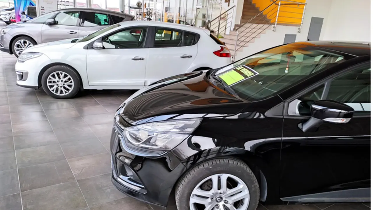  Archivo - Coches usados en un concesionario - EUROPA PRESS - Archivo 