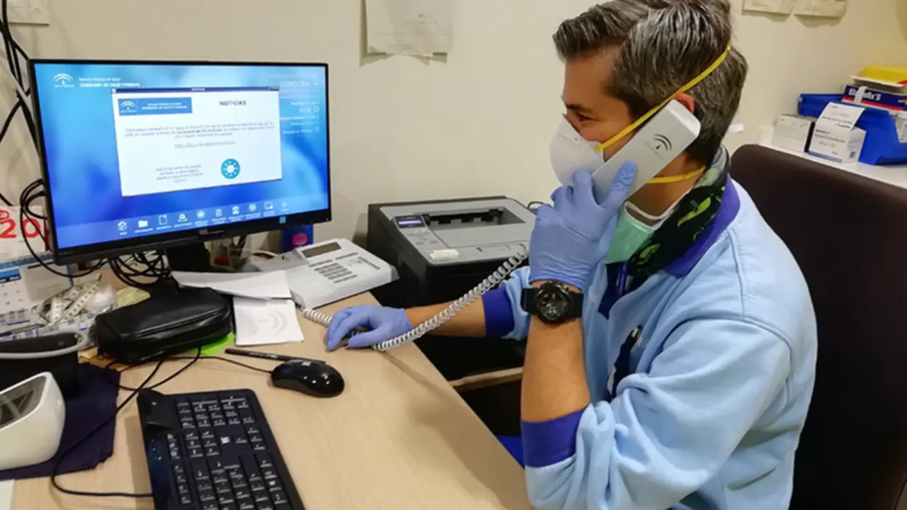  Un profesional sanitario en consulta 