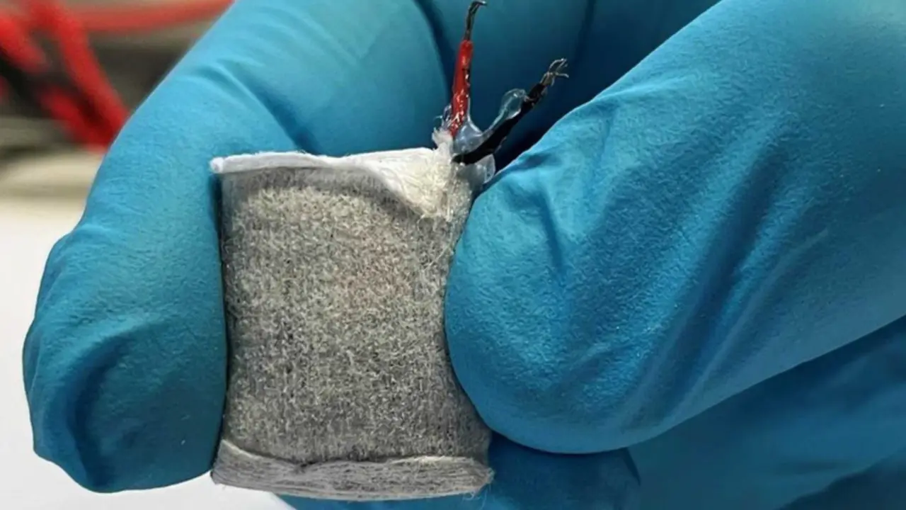  El prototipo de pila de combustible est&aacute; envuelto en un vell&oacute;n y es ligeramente m&aacute;s grande que la u&ntilde;a de un pulgar. - FUSSENEGGER LAB / ETH ZURICH 